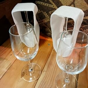 4 white wine glasses